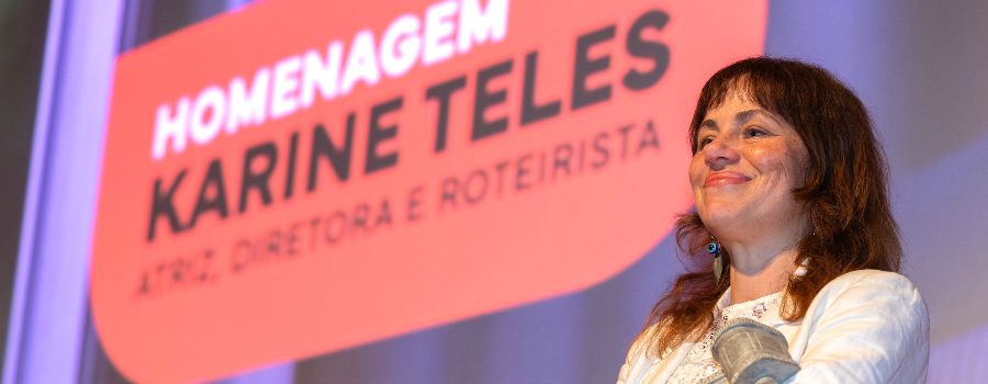 A atriz Karine Teles com o Troféu Barroco. Foto Leo Fontes/Universo Produção