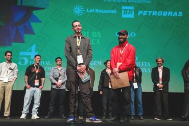 Os diretores Gianluca Cozza e Leonardo da Rosa recebem o prêmio no Festival de Gramado por Grão